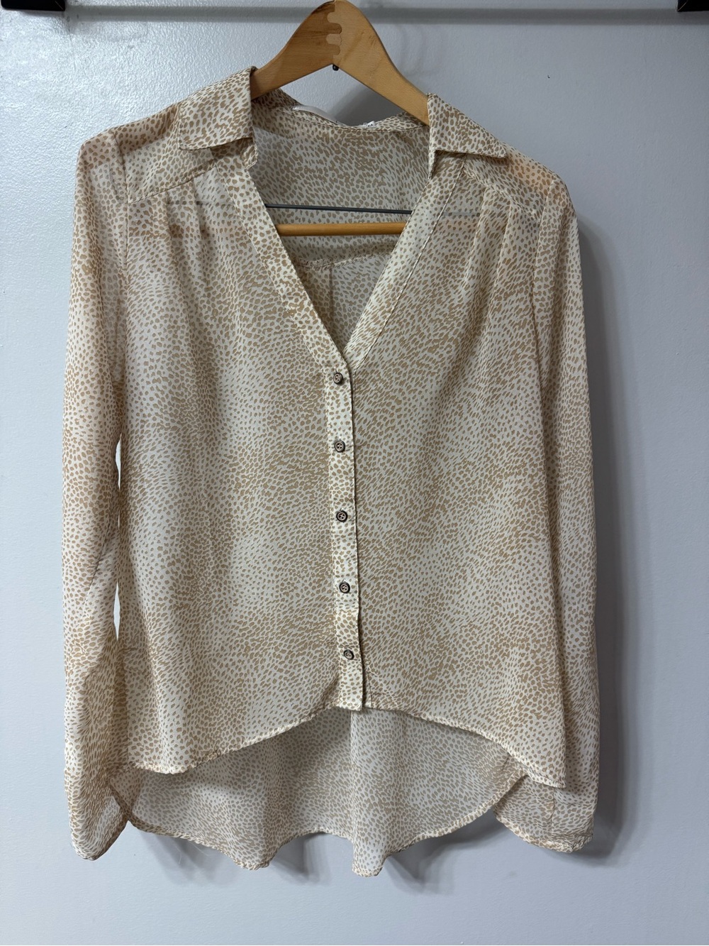 Cream Printed Button-Up Blouse w/ Adjustable Sleeves M